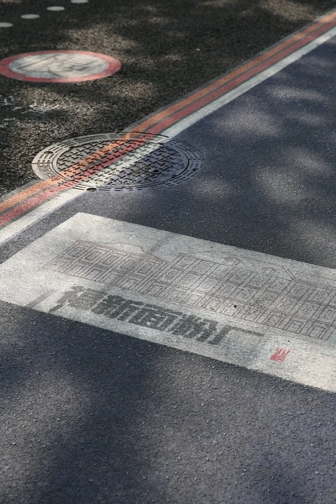 Landmarks printed on cycling path